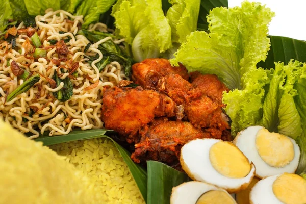 Fűszeres csirke Nasi tumpeng — Stock Fotó