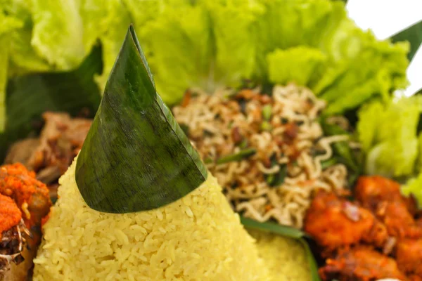 Indonezyjski jedzenie nasi tumpeng — Zdjęcie stockowe