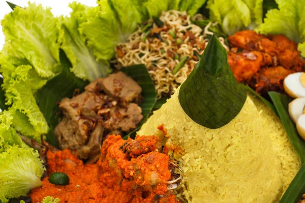 Indonezyjski kuchnia nasi tumpeng na uroczystość — Zdjęcie stockowe
