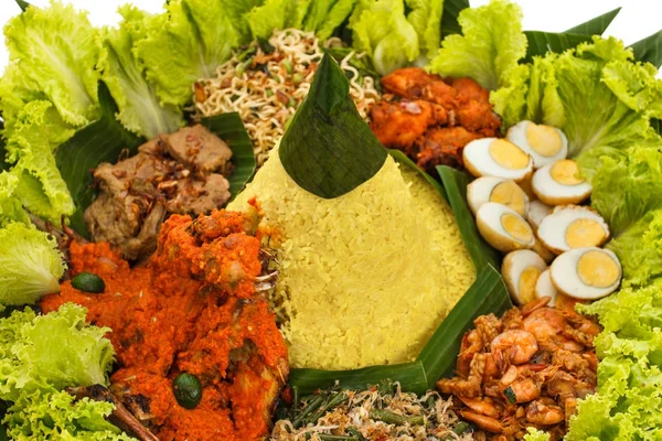 Masakan indonesia nasi tumpeng untuk perayaan — Stok Foto