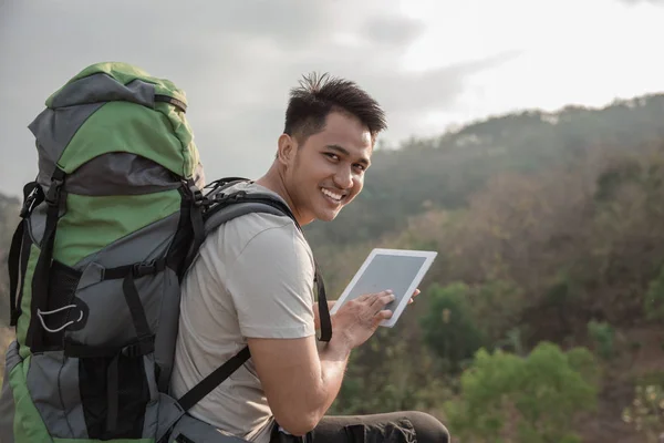Escursionista uomo utilizzando tablet pc . — Foto Stock