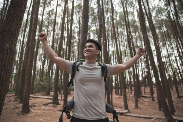 Asiático senderista levantando sus brazos — Foto de Stock