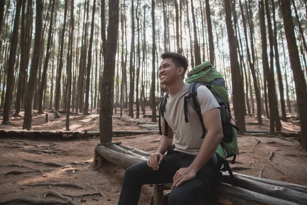 Excursionista disfrutando de la vista — Foto de Stock