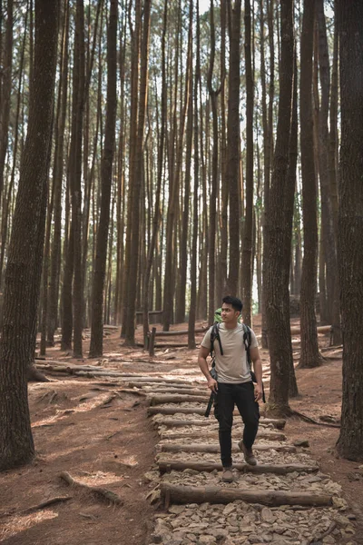 Homem com mochila caminhadas — Fotografia de Stock