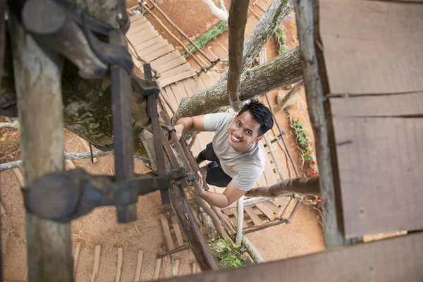 Bir merdiven tırmanma adam portresi — Stok fotoğraf
