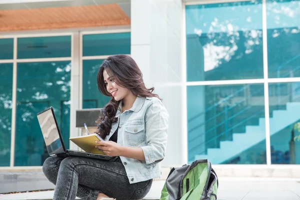 Student korzystający z laptopa — Zdjęcie stockowe