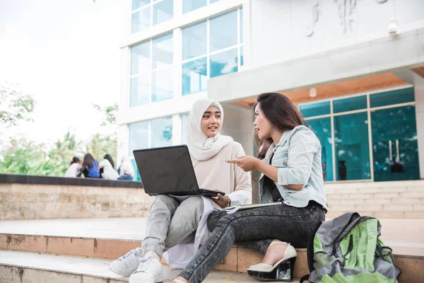 Studenter använder laptop på campus — Stockfoto