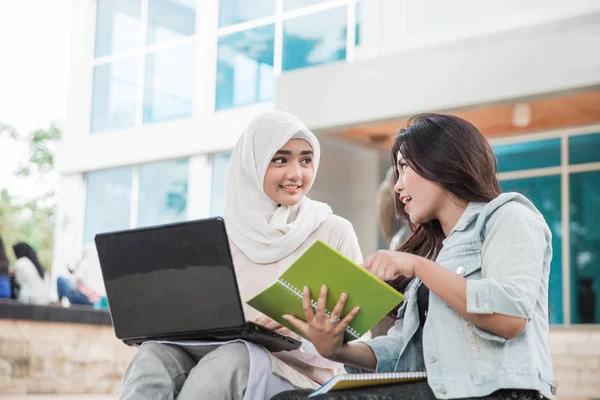 Studenten met behulp van laptop op de campus — Stockfoto