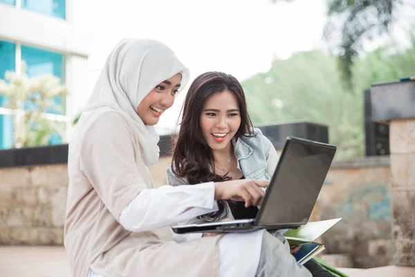 Students using laptop on campus — Stock Photo, Image