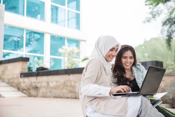 Estudante universitário usando laptop no campus — Fotografia de Stock