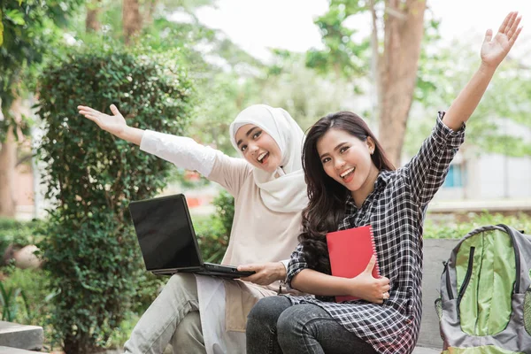 Estudiantes universitarios usando laptop — Foto de Stock