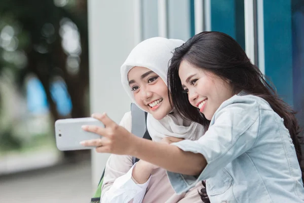 Młodzi studenci biorąc selfie — Zdjęcie stockowe