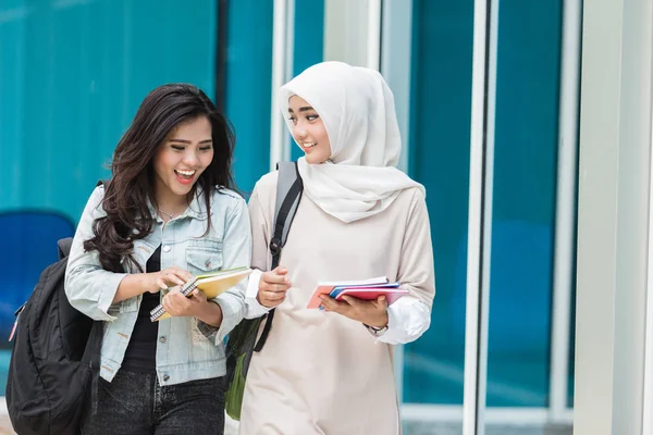 Teman siswa asia berjalan — Stok Foto