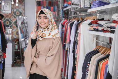 cep telefonu kullaranarak kadın çağrı 