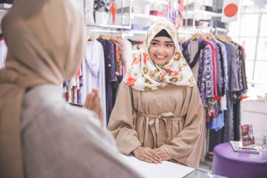  Kasiyer işçi tebrik müşteri 