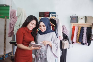iki tablet moda mağaza kullanan kadın