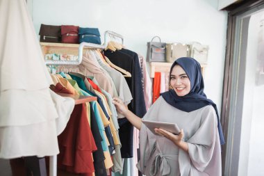 kadın moda mağaza asistanı tablet kullanma