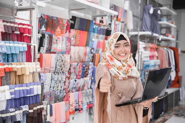 Woman showing thumb up — Stock Photo, Image