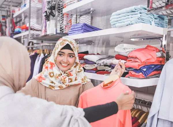 Muslim best friends at fashion store — Stock Photo, Image