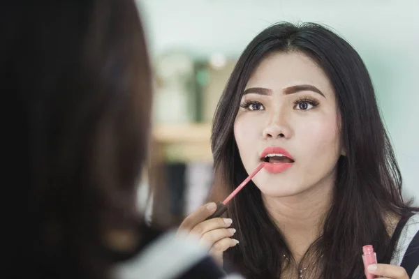 Schöne asiatische Frau Anwendung Lippenstift — Stockfoto