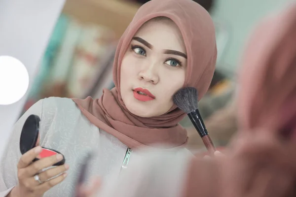 Muslim woman applying makeup — Stock Photo, Image