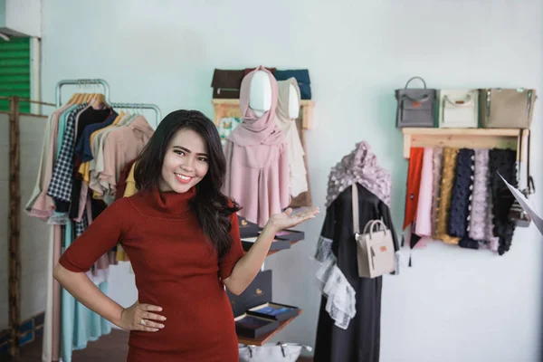 Asistente de ventas en tienda de ropa — Foto de Stock