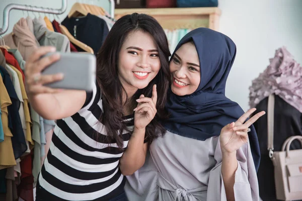 Zwei Modehaus-Inhaberinnen machen gemeinsam Selfie — Stockfoto