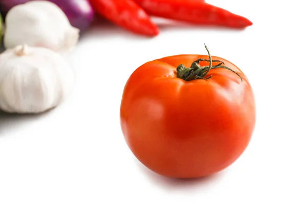 Verse tomaten met knoflook en chili op de achtergrond — Stockfoto