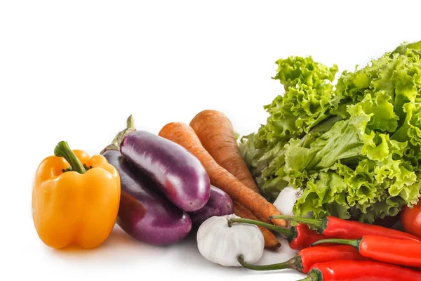 Samenstelling met rauwe groenten geïsoleerd op wit — Stockfoto