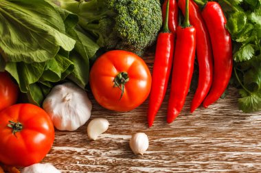 Rustik ahşap masa üzerinde çeşitli taze sebze çeşitleri