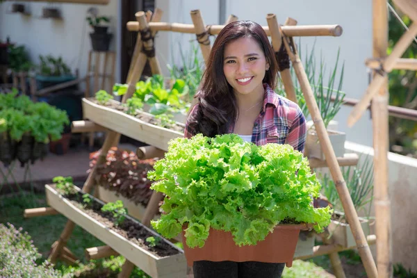 Femme avec de la laitue à la ferme — Photo