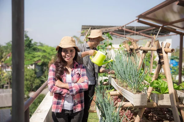 Mulher em sua fazenda — Fotografia de Stock