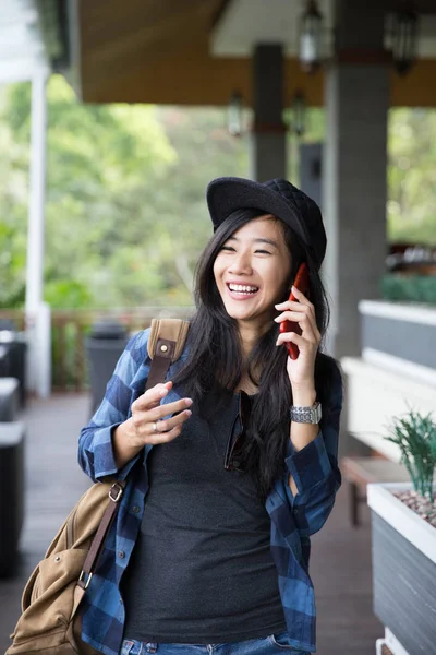 Meisje met telefoongesprek — Stockfoto