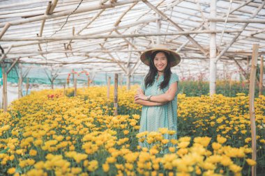 kadın çiçek gruptaki