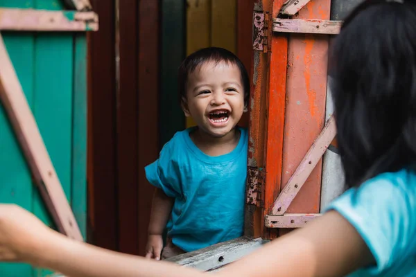 Asiático menino filho fazendo peek um boo com mãe — Fotografia de Stock