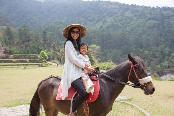 At üstünde anne sürücü ile çocuk — Stok fotoğraf