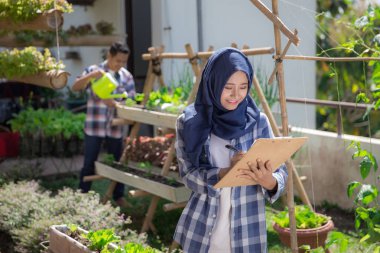 Onun grupta çalışan Müslüman kadın