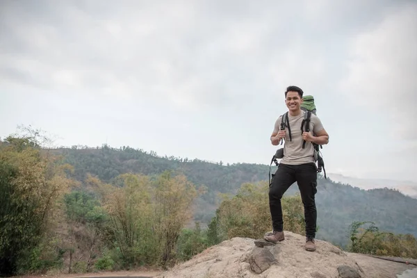 Hiker enjoying the view — Stock Photo, Image