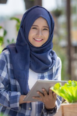 gruptaki tablet ile genç kadın