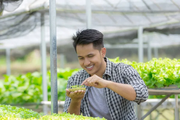 Mannelijke landbouwer in de farm groen huis — Stockfoto