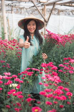 Papatya çiçek grupta başparmak gösterilmesini