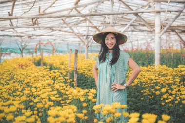 kadın çiçek gruptaki