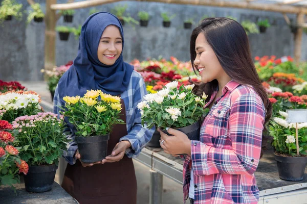Två asiatiska florist i blomsteraffär — Stockfoto