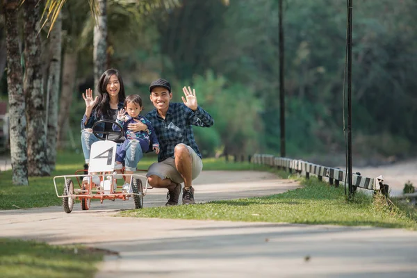 Familia montar bicicleta de cuatro ruedas —  Fotos de Stock