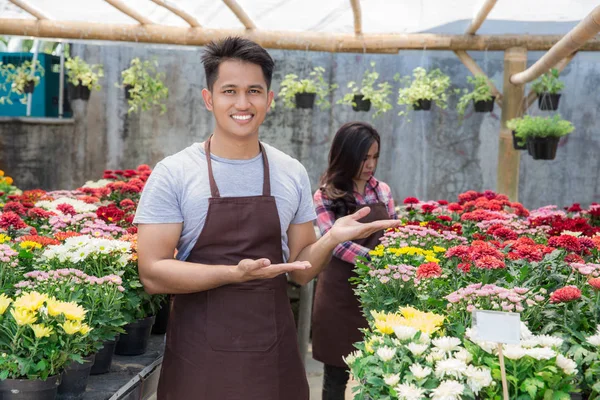 Asiatiska manliga och kvinnliga florist — Stockfoto