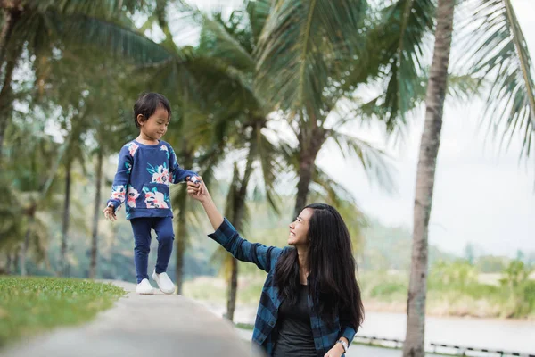 Mutter und Tochter spazieren im Garten — Stockfoto