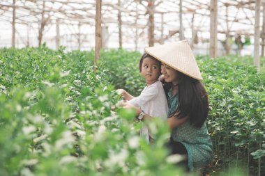 Anne ve kızı grupta birlikte tarım