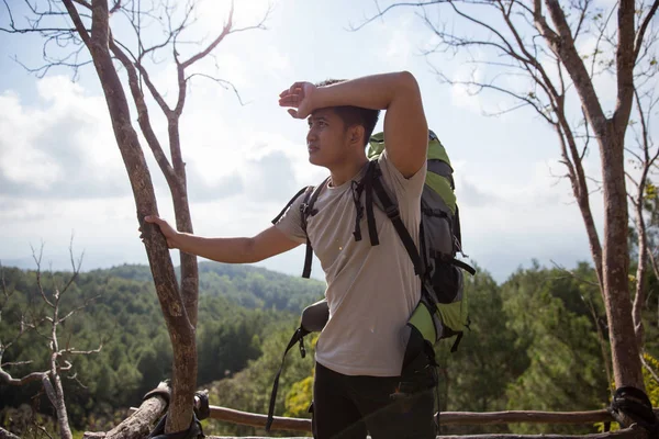 Caminhante masculino fazer uma pausa enquanto aprecia a vista — Fotografia de Stock