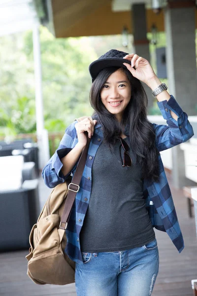 Studentin mit Rucksack — Stockfoto