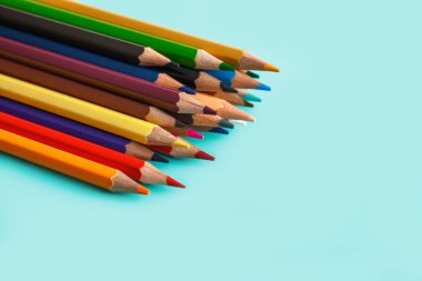 pastel arka plan üzerinde renkli kalemler